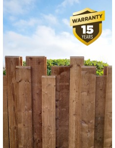 Palissade en planches de bois brut