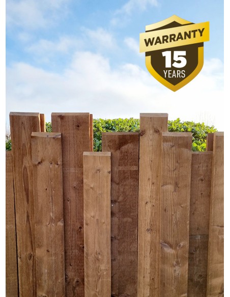 Palissade en planches de bois brut