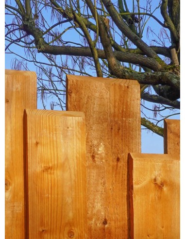 Palissade gemaakt van ruwe houten planken