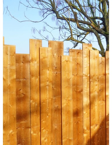 Palissade en planches de bois brut
