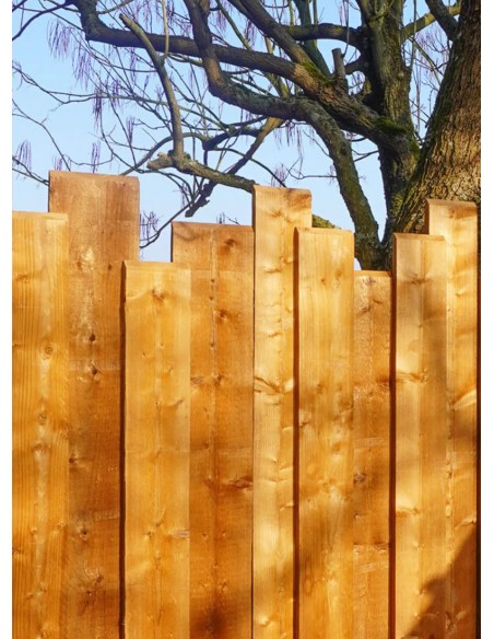 Palissade en planches de bois brut