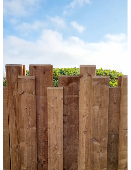 Palissade en planches de bois brut