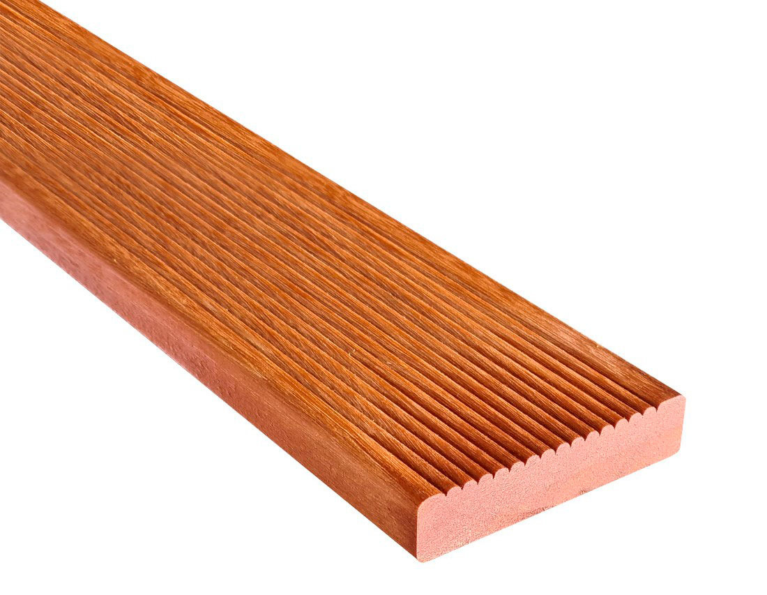 Côté de la lame en bangkirai à fines stries