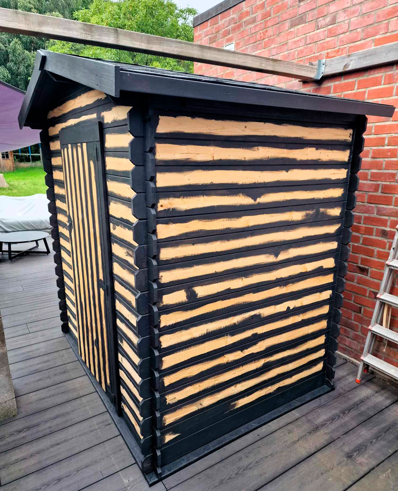 verf op klein onbehandeld tuinhuisje